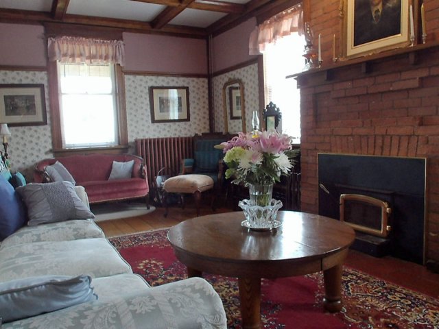 livingroomb.jpg