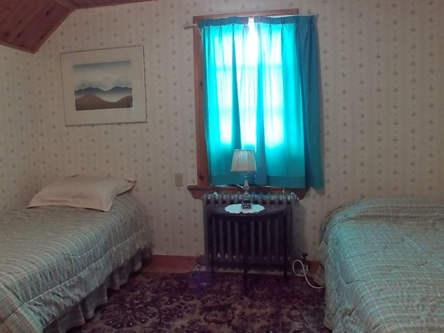 twinbedroom1.jpg